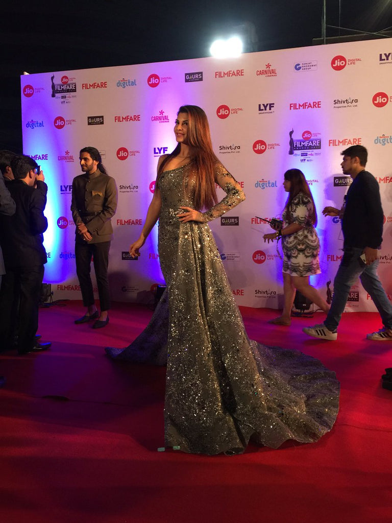 Jacqueline Fernandez Looks Glitzy on The Filmfare Awards 2017 