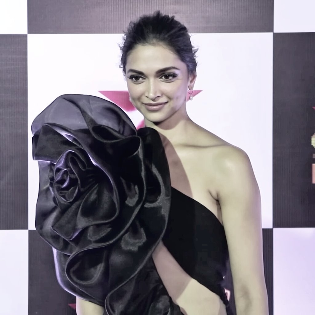 deepika-padukon-in-star-screen-award