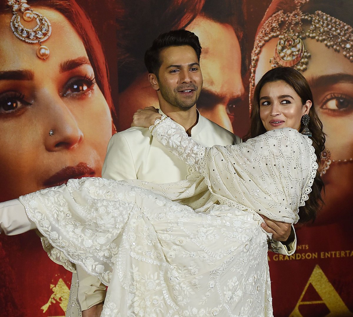 alia-bhatt-in-white-anarkali-suit