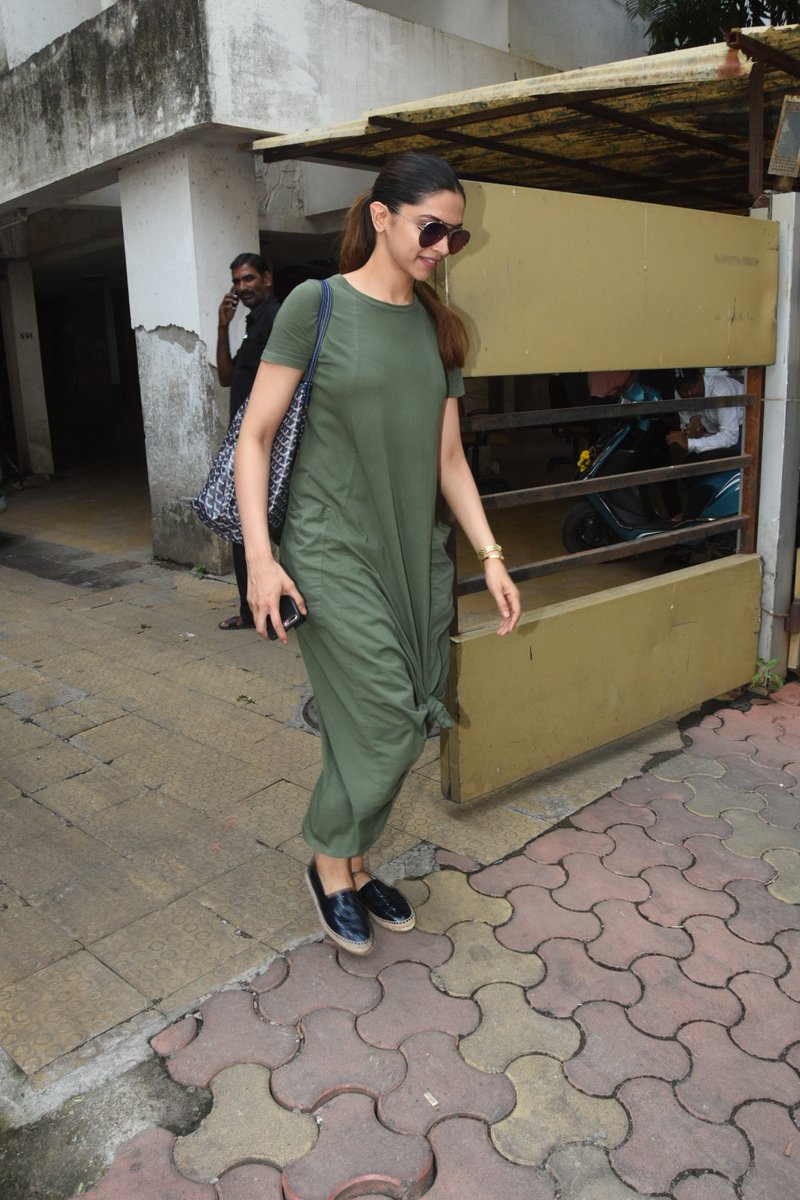 Deepika Padukone’s Outfit Proves This International Casual Fashion Trend’s Still Having A Major Moment