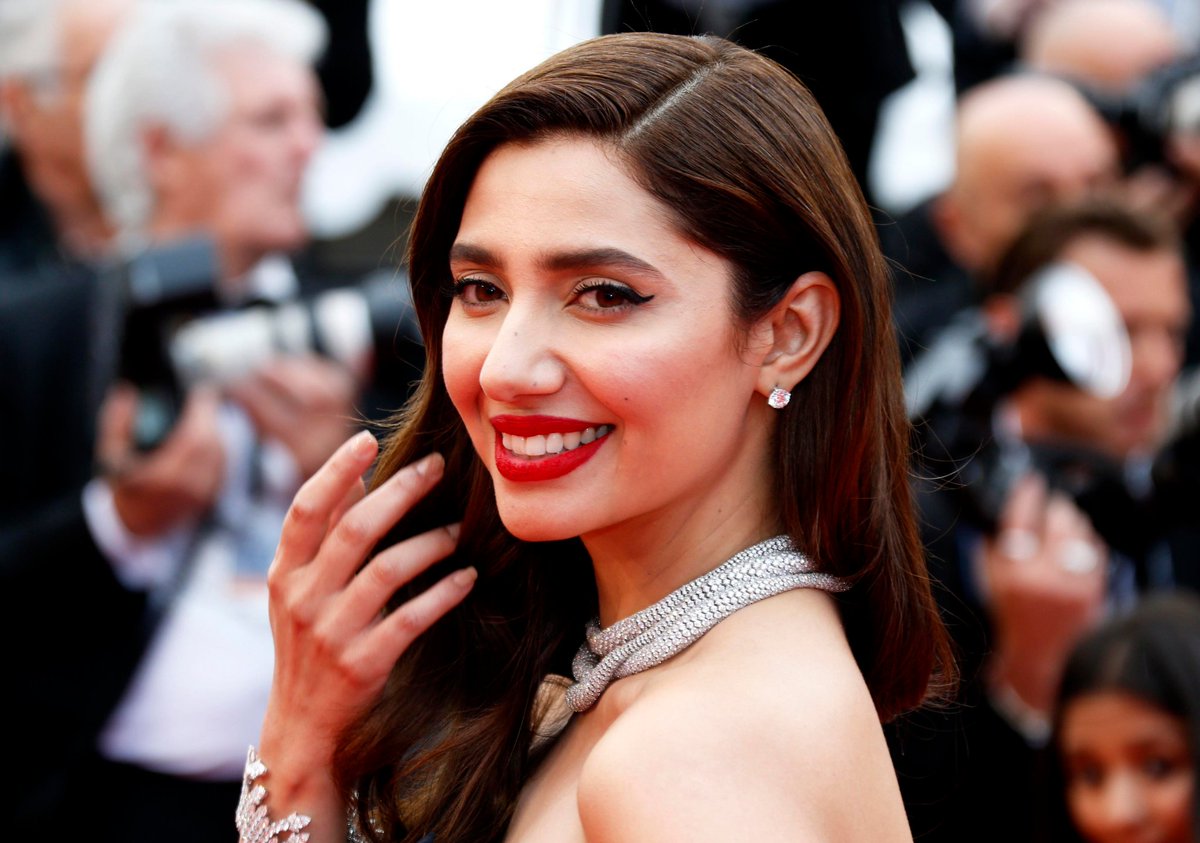 Mahira-Khan-in-Alberta-Ferretti's-Black-Dress-at-Cannes-Film-Festival 