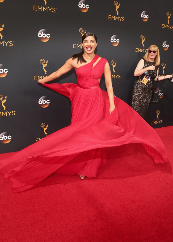 Priyanka-Chopra-Red-Dress-Emmys-2016 (4)