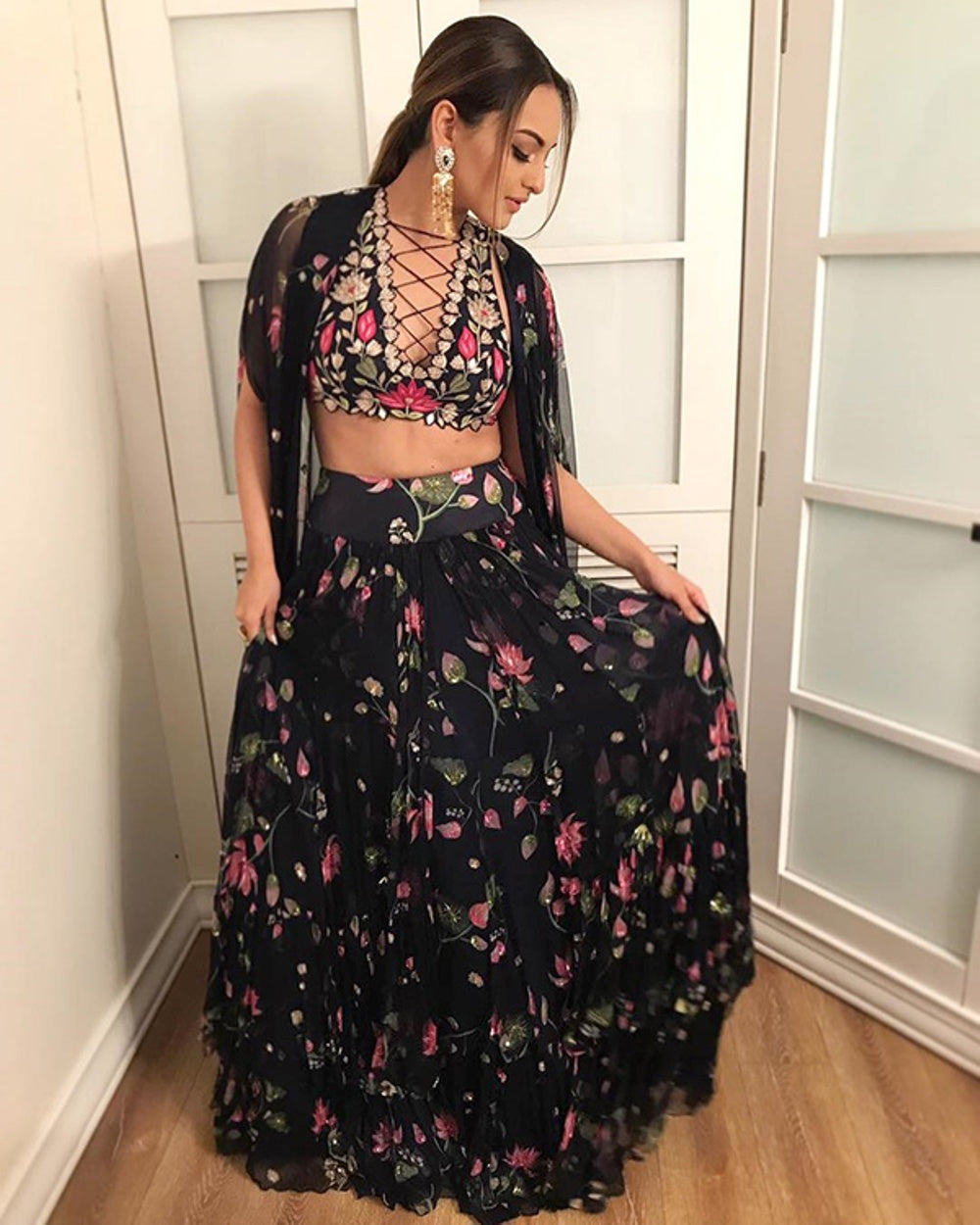 Sonakshi Sinha Proves US That You Can Nail Glam In Ethnic!