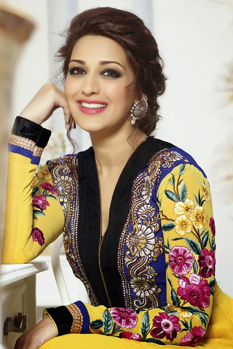 sonali-bendre-in-anarkali-suit-neck-designs