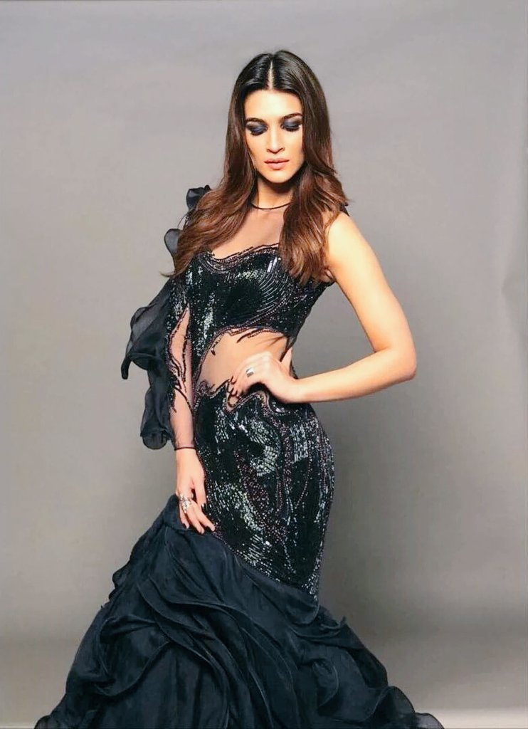 Why We Are In Love With Kriti Sanon’s Midnight Blue Gown