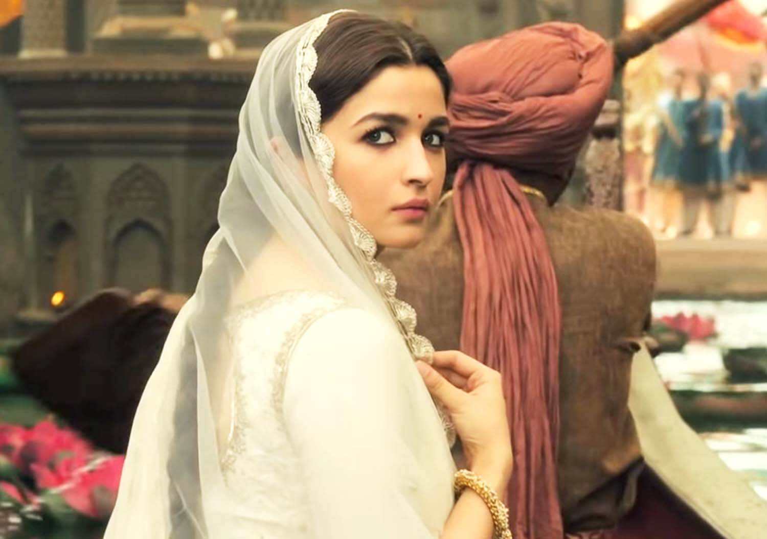 Alia-bhatt-in-white-designer-lehenga-in-kalank-movie