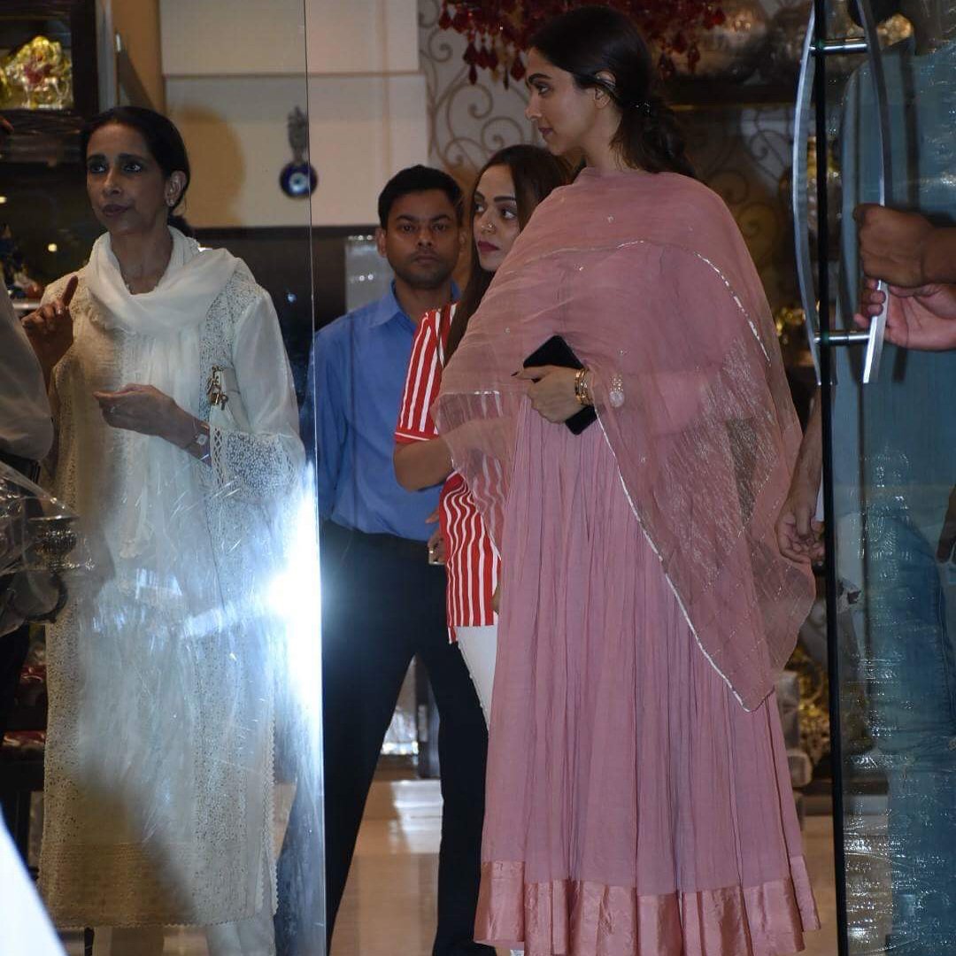 Deepika-Padukone-in-Good-Earth's-Pink-Aarkali-Kurta