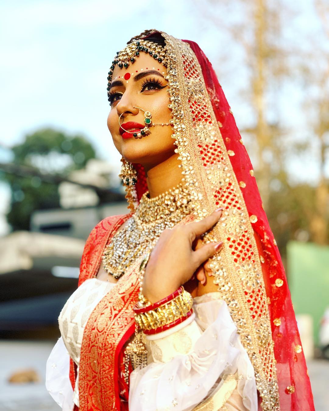 Hina Khan Looks Ethreal in Red Bengali Silk Saree in Her Latest Picture