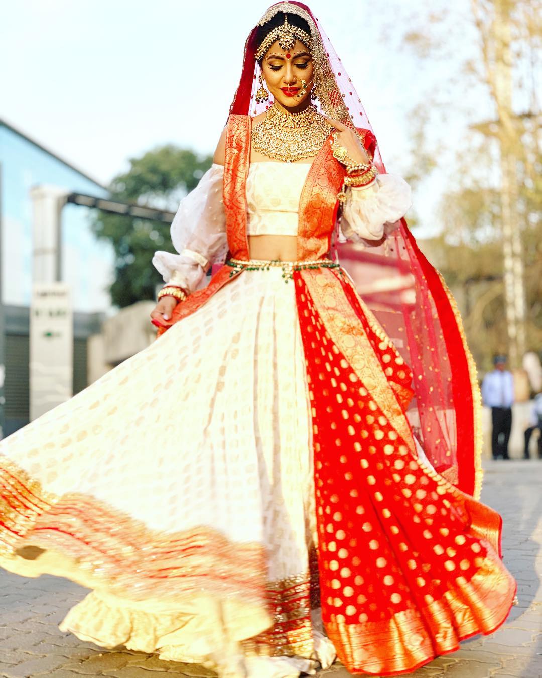 Hina Khan Looks Ethreal in Red Bengali Silk Saree in Her Latest Picture