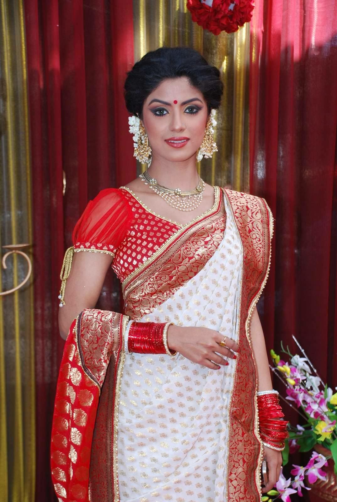 Most elegant cotton saree for a Bengali party look.
