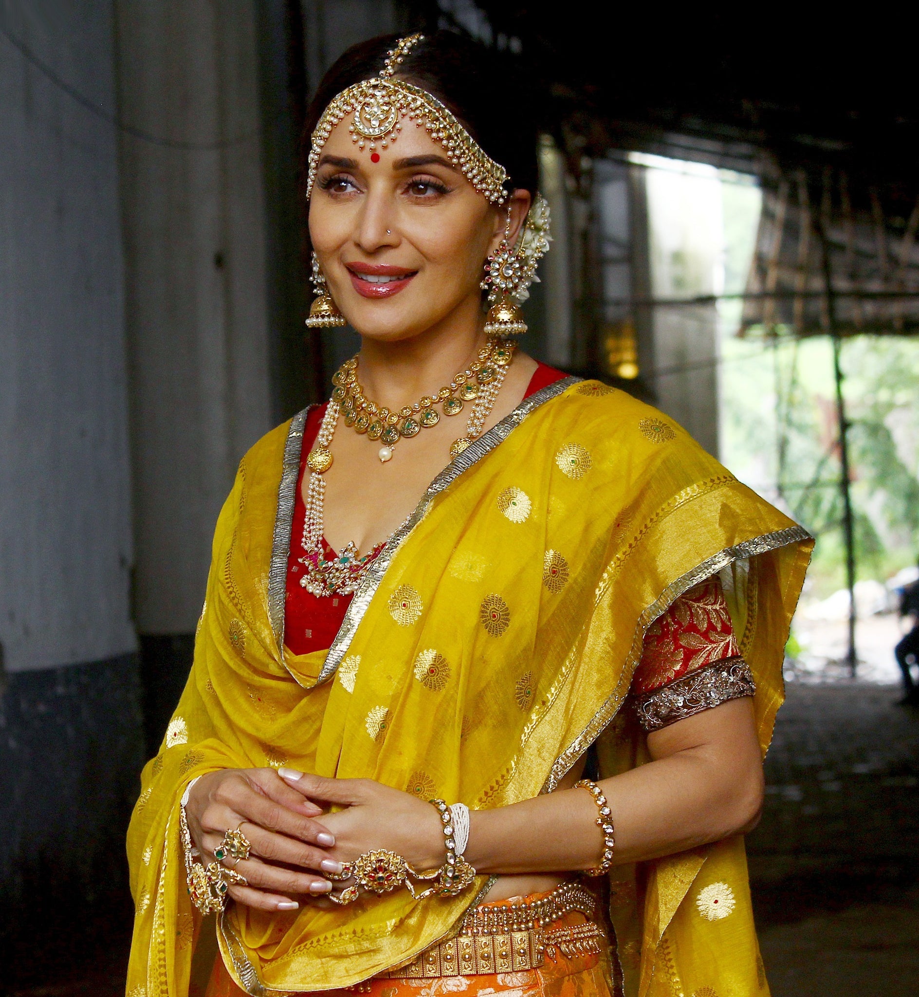 Madhuri-Dixit-Recreates-Madhubala-in-the-Sets-of-Dance-Deewane