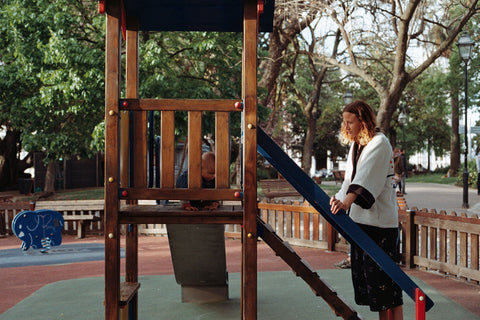 Mutter und Baby auf dem Spielplatz