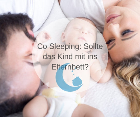 Baby schläft im Familienbett zwischen den Eltern