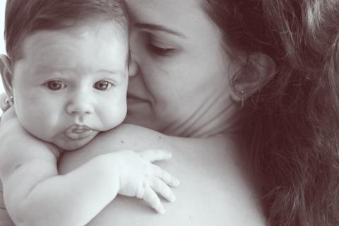 Mama trägt Baby auf dem Arm