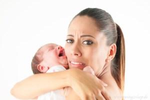 Mutter hält Baby mit Regulationstörung im Arm