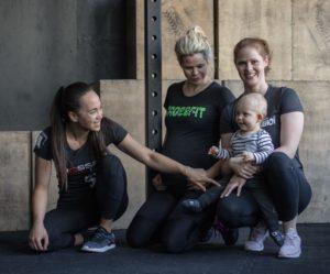 Frauen in Sportklamotten mit Baby
