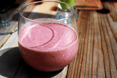 Blueberry and Flaxseed Green Tea Smoothie