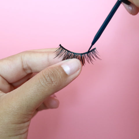 how to apply false lashes, false lashes, false eyelashes, how to glue on false lashes, false eyelashes adhesive, eyelash glue, lash application