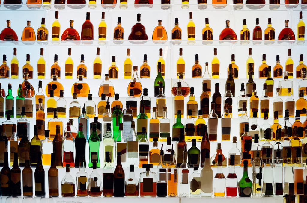 Spirituosenflaschen in einer Bar