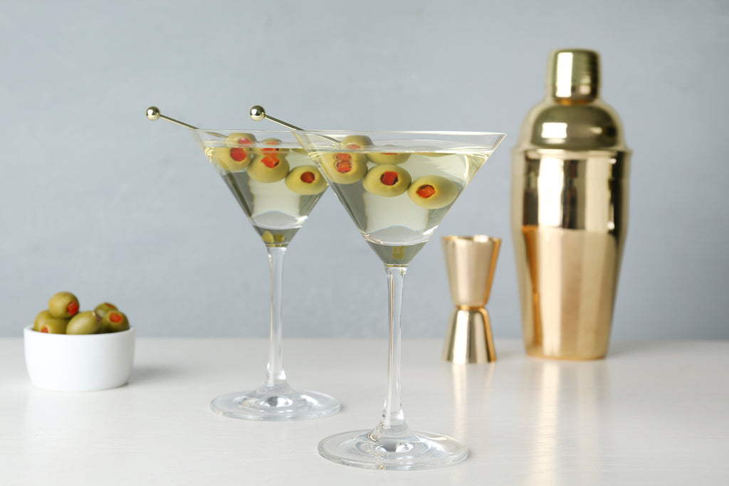 Martini Cocktail mit Oliven (ID 157130053 © Chernetskaya | Dreamstime.com)