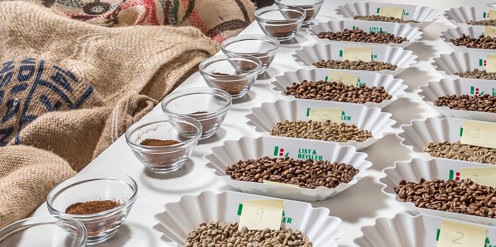 Verschiedene Kaffeesorten (roh und geröstet) Foto: Ole Schwarz für TRY FOODS