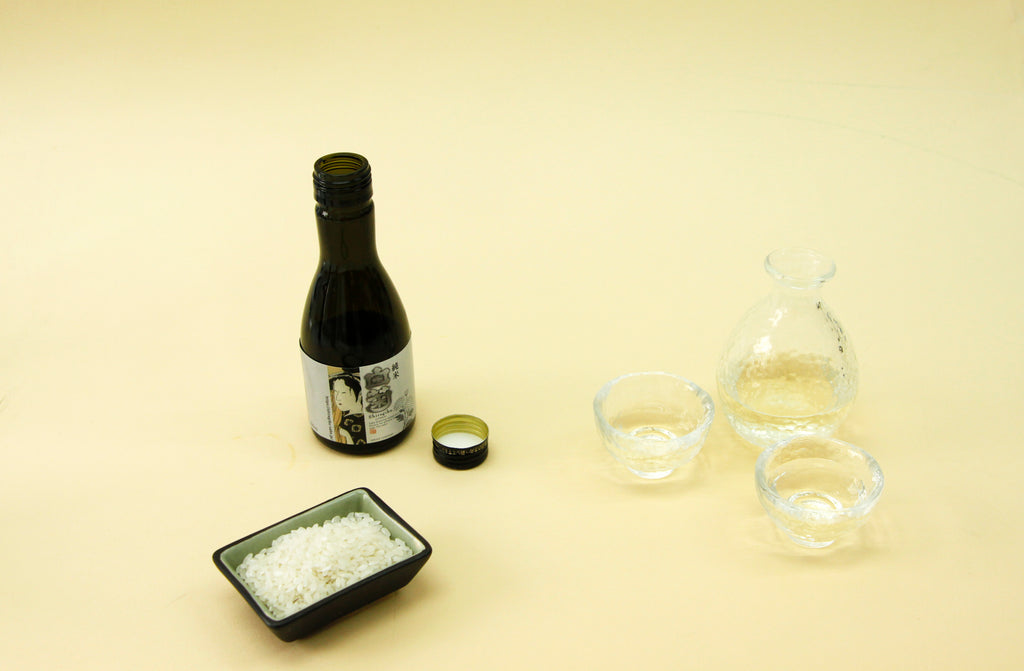 Sake Flasche und Gläser