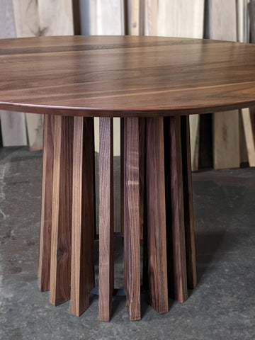 板条胡桃木餐桌