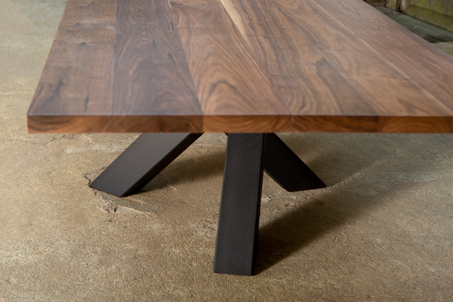 木板交替摆放的木桌