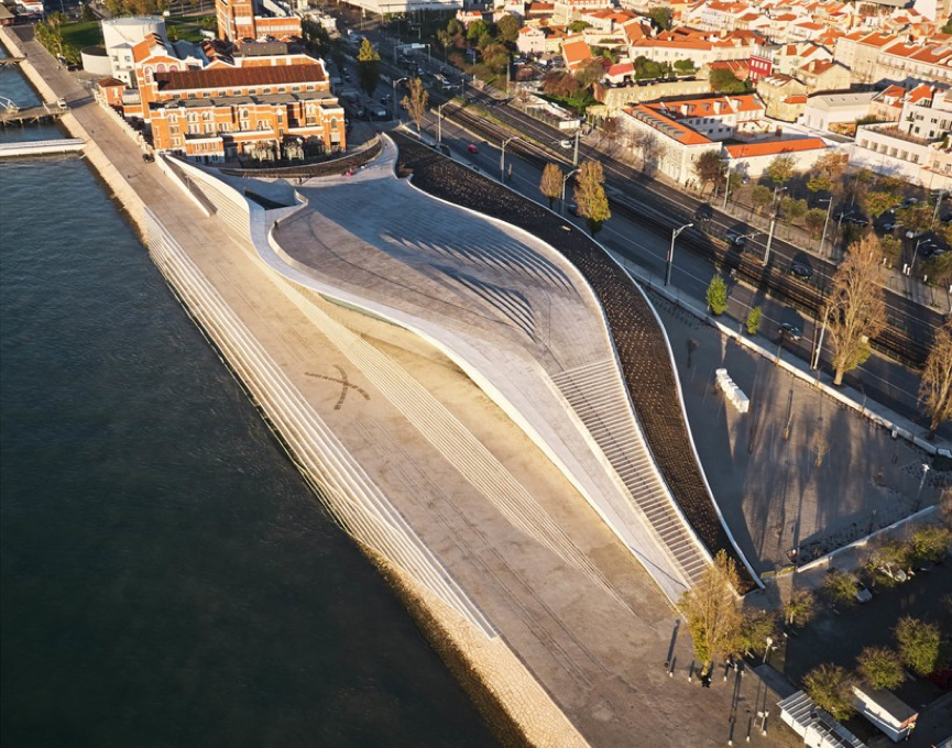 MAAT除了流線型的藝術殿堂(kunsthall)展館,還包含了後方的前特茹發電中心(Tejo Power Station);這兩棟建築跟在後方的戶外公園,合起來是葡萄牙電力基金會校園(EDP Foundation Campus)。