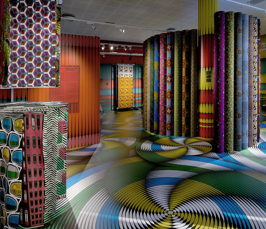 「Vlisco 1:1 Un à Un」多樣炫目的印花製造出迷幻的展覽空間。