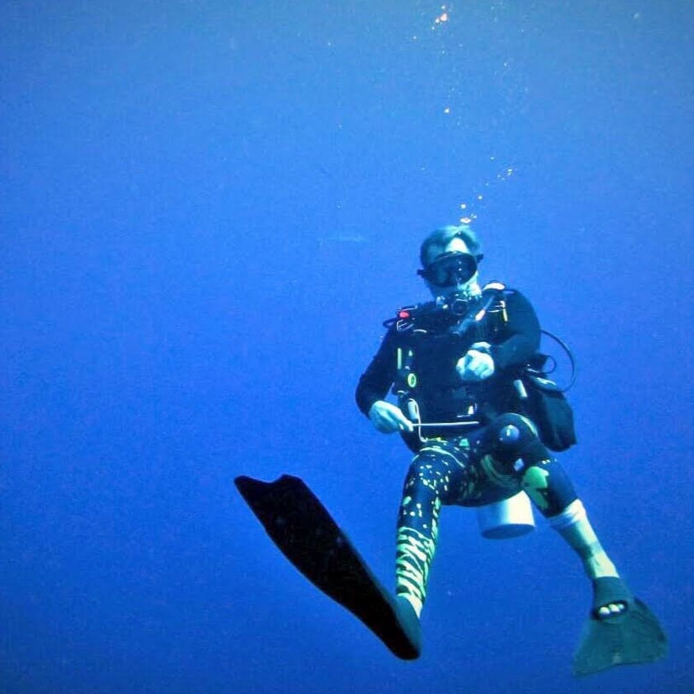 Scuba diving in mens leggings
