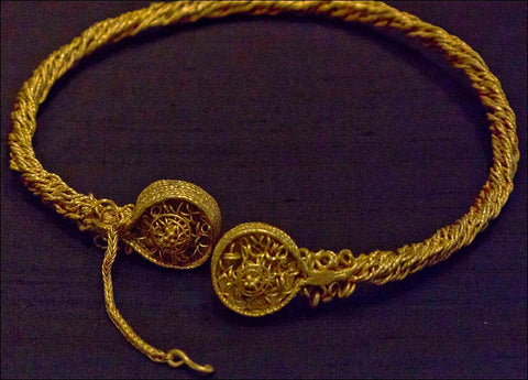 Iron Age torc By dun_deagh [CC BY-SA 2.0 (https://creativecommons.org/licenses/by-sa/2.0)], via Wikimedia Commons