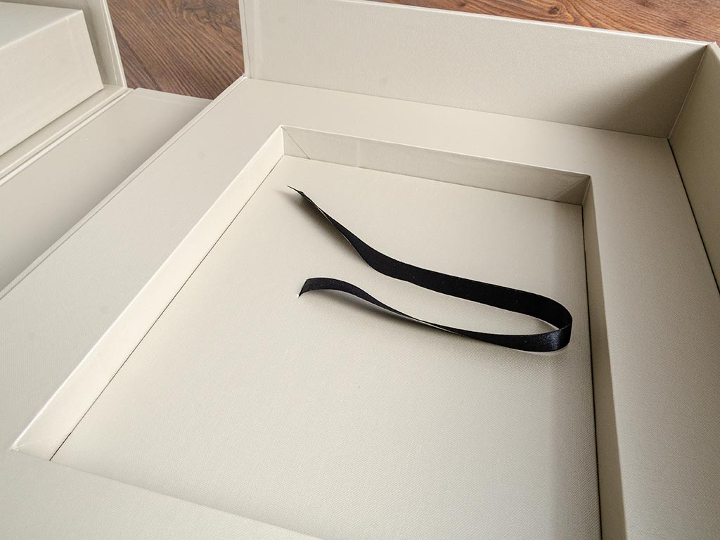 The recessed pocket within the clamshell portfolio box for the magazine