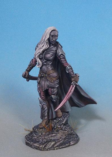 Dark Sword Miniatures (DSM7481 Female Dark Elf Warrior) 28mm – Dark Elf