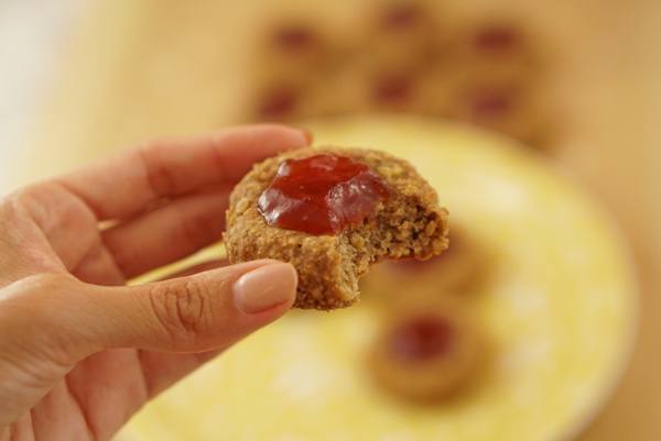 PB & J peanut butter and jelly jam Oatmeal Cookies recipe with He Shou Wu prepared root and Tremella fuciformis Mushroom medicinal superfood extract powder Vegan Gluten Free paleo keto friendly easy simple delicious recipes