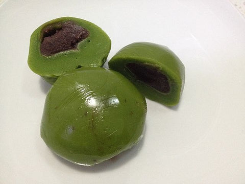 Green qingtuan sticky rice ball with black bean paste