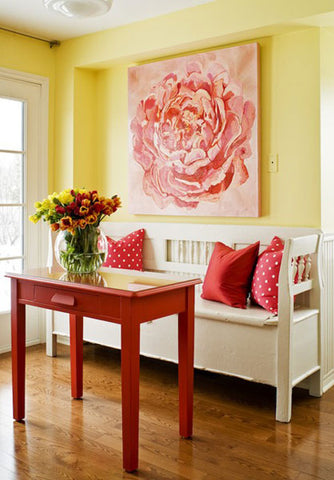 accent color decor for yellow room