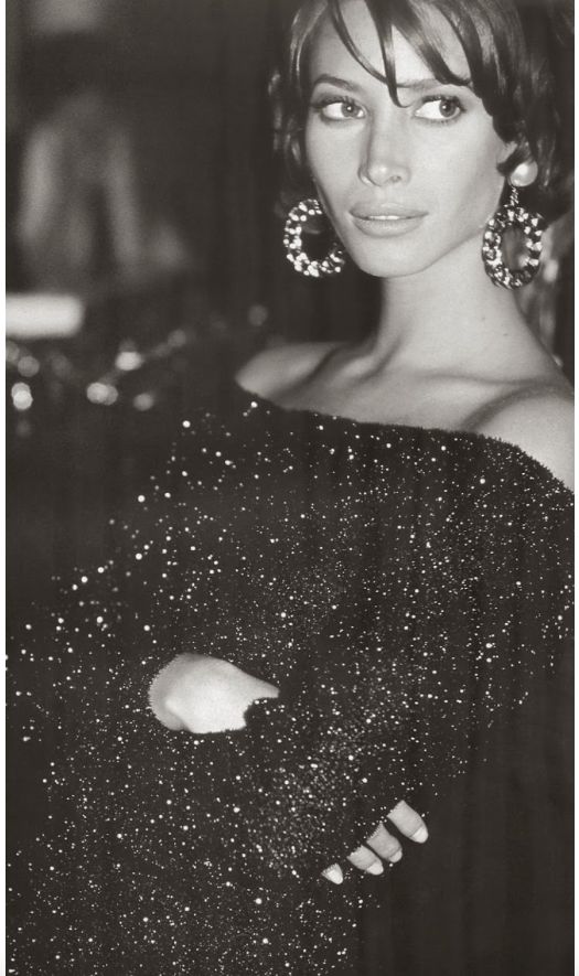 christy-turlington-big-earrings