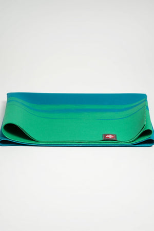 SEA YOGI // eKo Superlite travel yoga mat in Onyx colour by Manduka, 1kg, Yoga online shop, folded