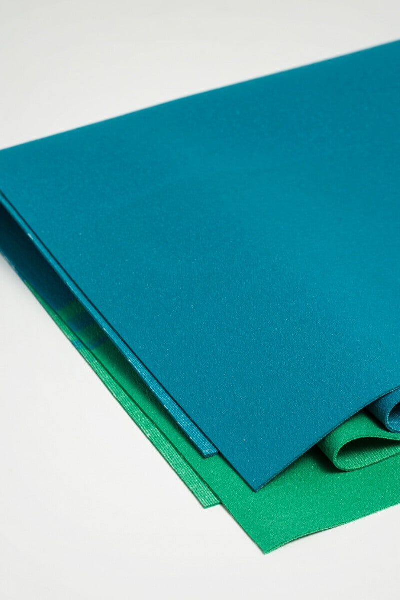SEA YOGI // eKo Superlite travel yoga mat in Onyx colour by Manduka, 1kg, Yoga online shop, folded close