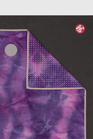 SEA YOGI // Yogitoes skidless towel in Groove Magic style by Manduka, Online Yoga Store, close up image