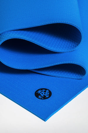 SEA YOGI // Prolite mat, 6mm thick and in Truth Blue style by Manduka, close up image