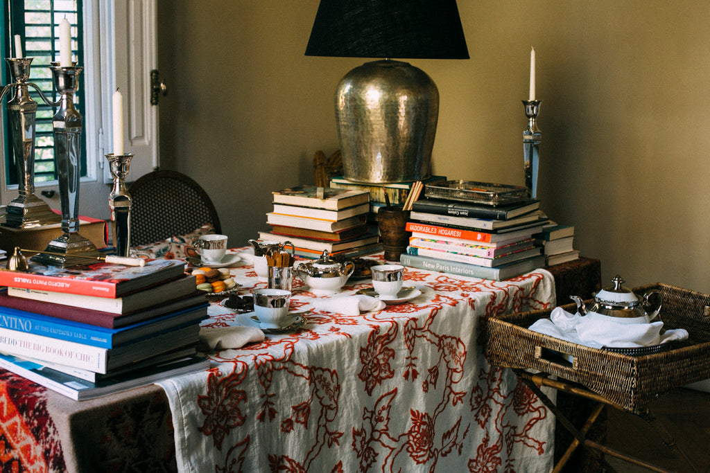 Mesa de salon con libros y lampara