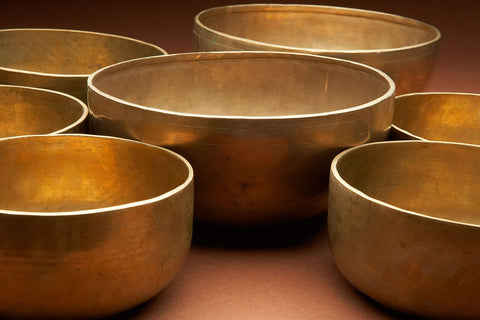 seven pieces different sizes plain singing bowls