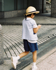 A picture taken by Laura Egea of a kid walking in the streets of Japan.