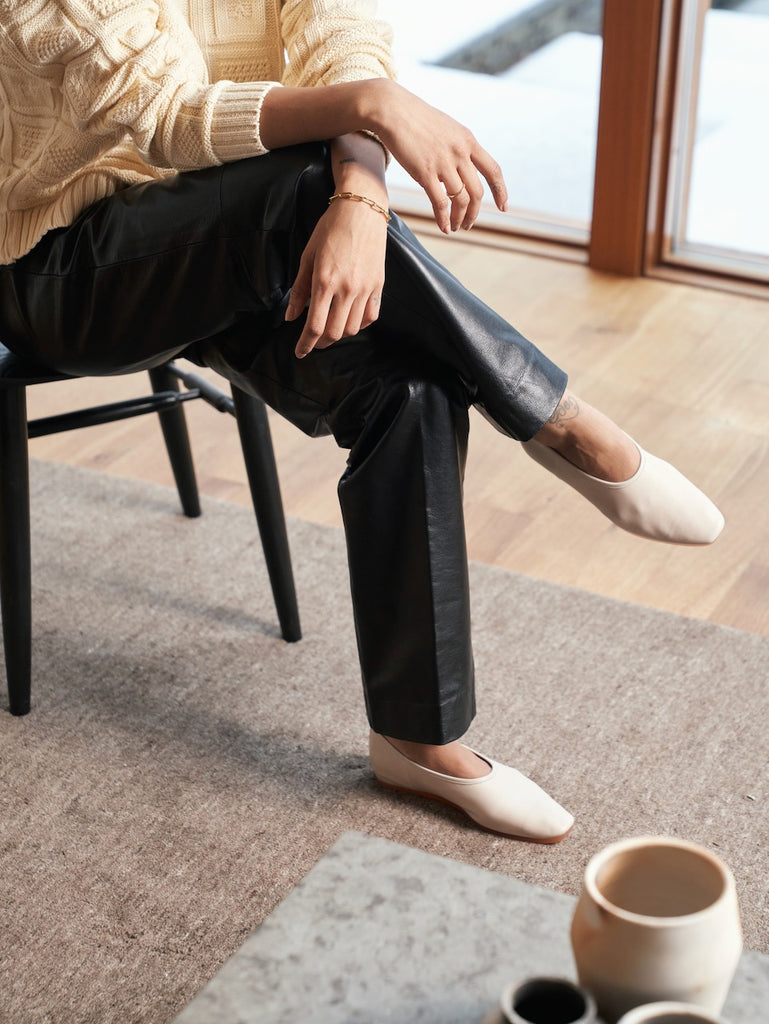 Seated model with crossed legs and arms in a Coclico classic, the Gen Flat. 