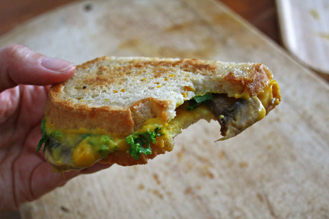 Recette de grilled-cheese vegan, sans gluten ni allergènes. Sandwich grillé bien doré, garni de champignons et de kale