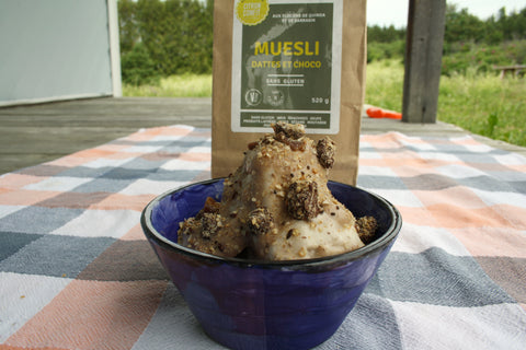 sundae avec muesli aux dattes et chocolat de la boulangerie citron confit