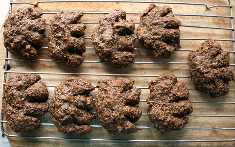 biscuits à la mélasse style pattes d'ours sur une grille de cuisson