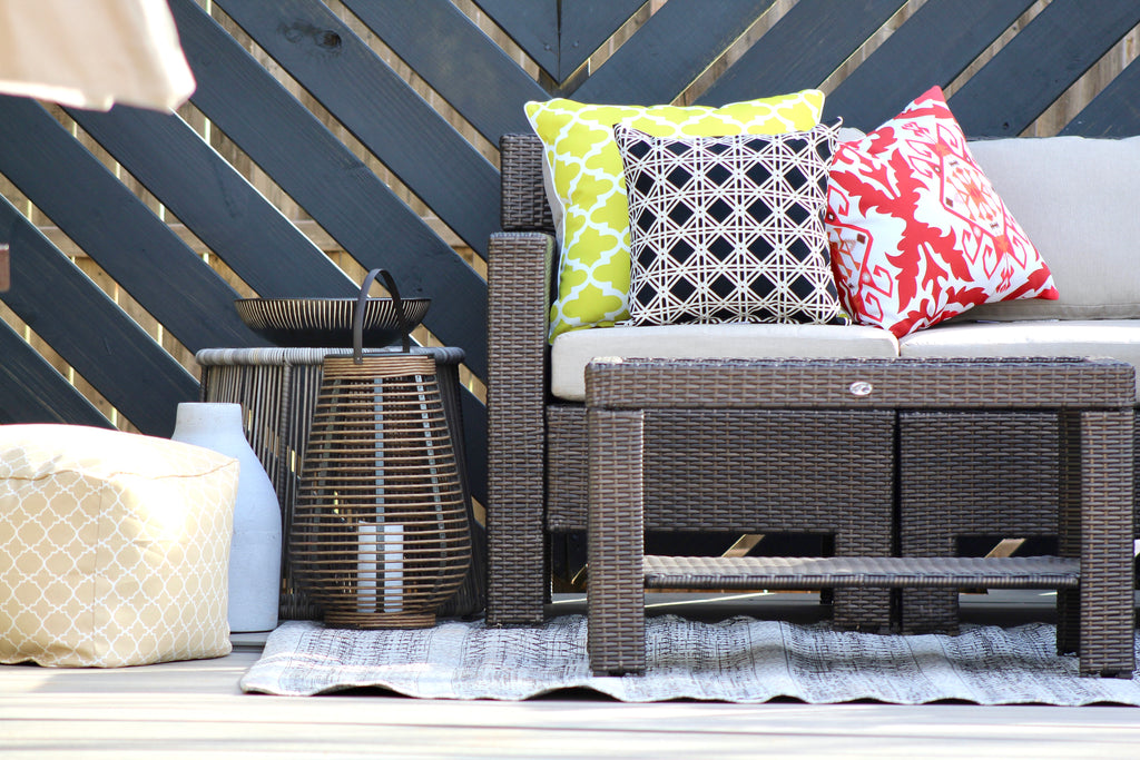 diy floating Deck featuring a Chevron Privacy wall and NewTechWood Composite decking for the backyard